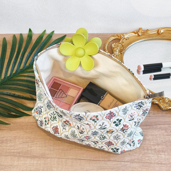 STARDW Aesthetic Floral Makeup Bag Cute Small Cosmetic Bags for Women Girls, Travel Toiletry Bag Large Capacity Zipper Makeup Pouch, Purse Organizer Pouches(Garden)